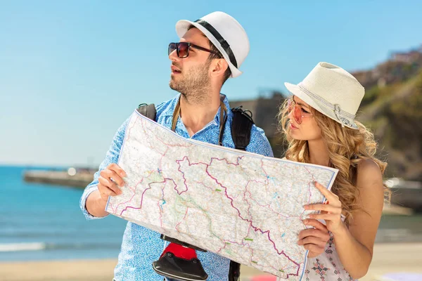 Pareja de turistas explorando una ciudad . — Foto de Stock