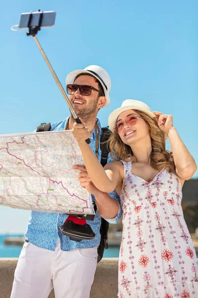 Turistas fotografiando un selfie en la calle . — Foto de Stock