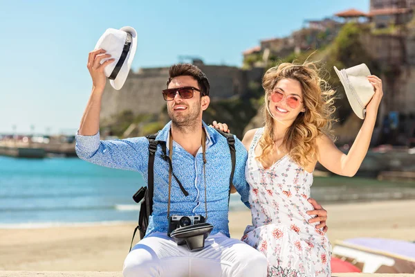 Sorridente coppia posa all'aperto — Foto Stock