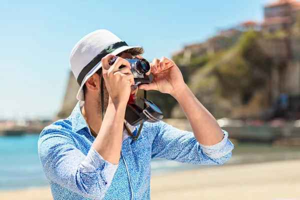 Tourist taking photo in the city — Stock Photo, Image