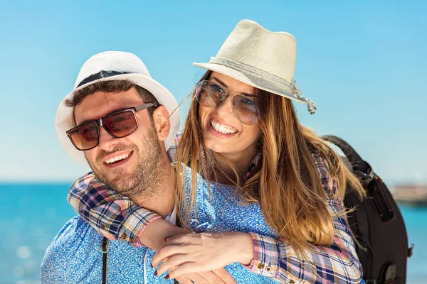 Smiling couple posing outdoor — Stock Photo, Image