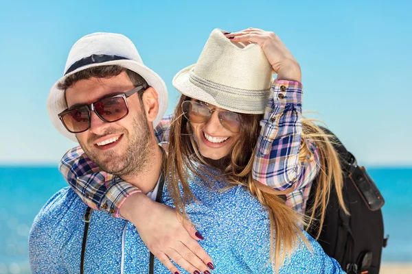 Sonriente pareja posando al aire libre — Foto de Stock