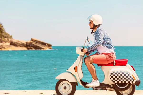 Bello uomo in posa su uno scooter — Foto Stock