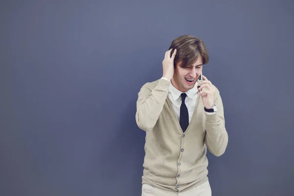 Homme occasionnel parlant au téléphone — Photo