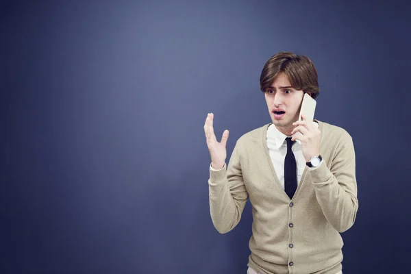 Homme occasionnel parlant au téléphone — Photo