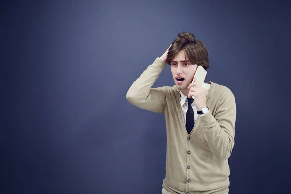 Casual homem falando ao telefone — Fotografia de Stock