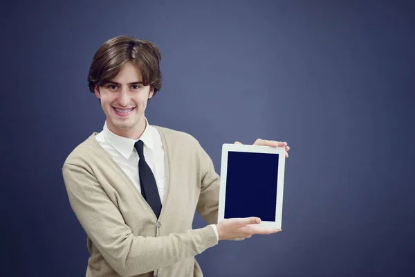 Ο άνθρωπος που δείχνει ένα tablet με την κενή οθόνη — Φωτογραφία Αρχείου