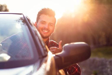 genç adam sürüş cabriolet 