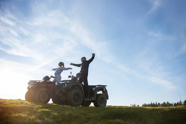 Quadbikes에 젊은 부부 — 스톡 사진