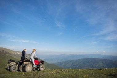 Genç çift quadbikes üzerinde