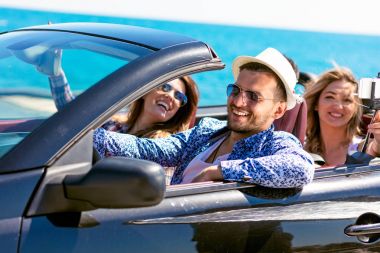 Sunset bulvarında sürüş kaldırdı elleriyle Cabriolet mutlu genç arkadaş grubu