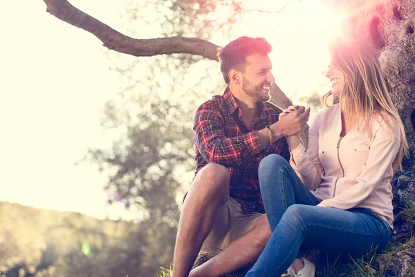 büyük ağacın altında mutlu çift