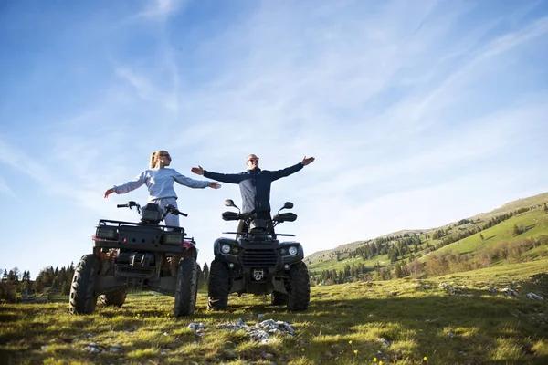 Quadbikes에 젊은 부부 — 스톡 사진