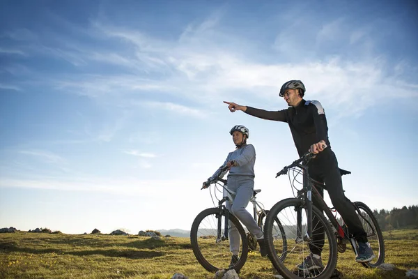 bisikletçiler çayır üzerinde birkaç