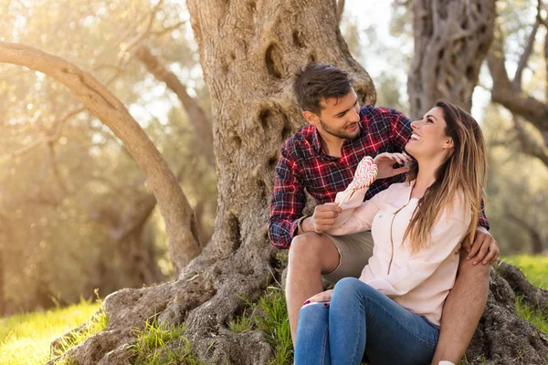 Feliz pareja bajo gran árbol — Foto de Stock