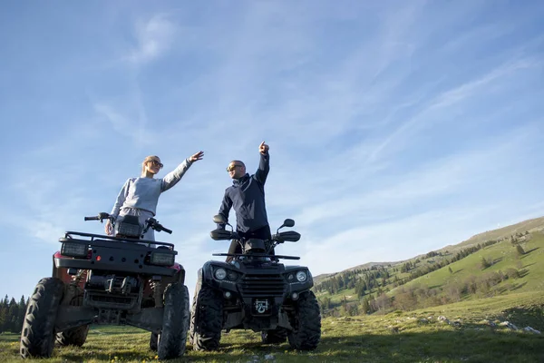 Genç çift quadbikes üzerinde