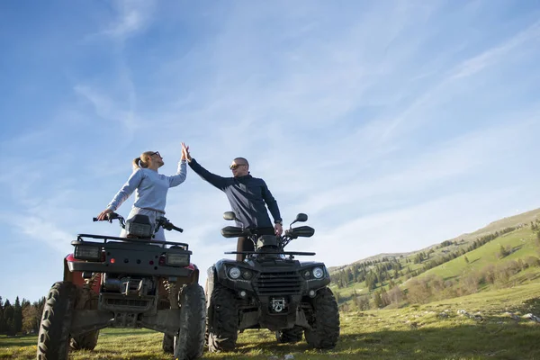 mutlu çift quadbikes üzerinde