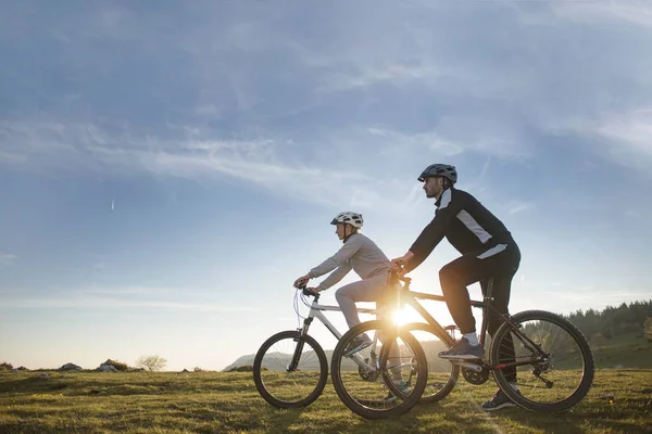 Feliz mountain bike pareja al aire libre divertirse juntos en un verano por la tarde —  Fotos de Stock