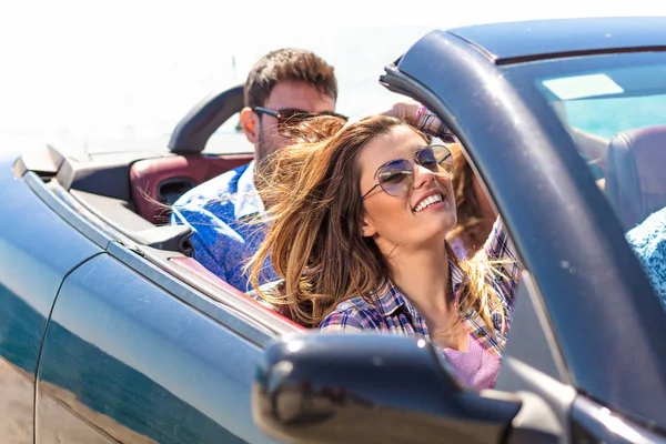 Sunset bulvarında sürüş kaldırdı elleriyle Cabriolet mutlu genç arkadaş grubu