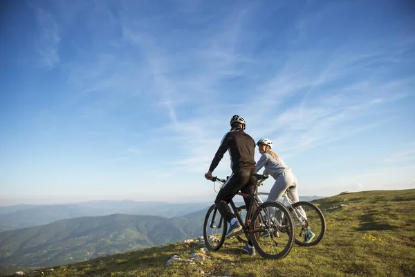 Çift tepe üzerinde bisiklet