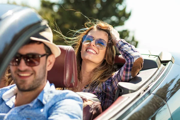 Gruppe fröhlicher junger Freunde fährt Auto und lächelt im Sommer — Stockfoto
