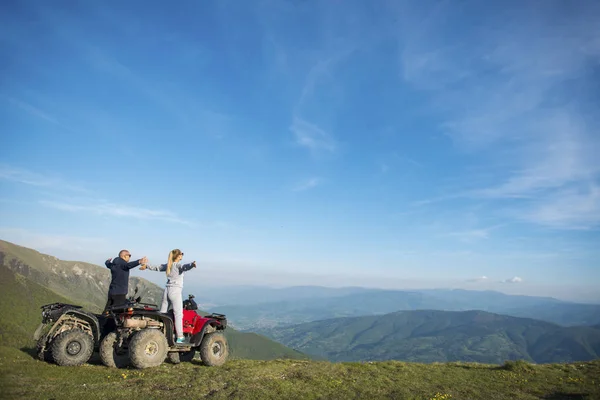 Νεαρό ζευγάρι στο quadbikes — Φωτογραφία Αρχείου