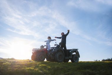 Genç çift quadbikes üzerinde
