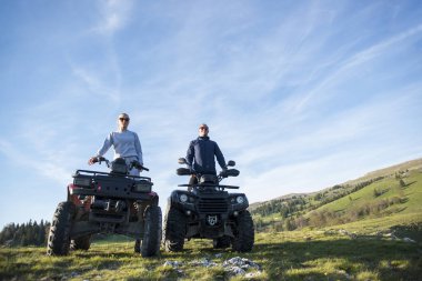 Genç çift quadbikes üzerinde