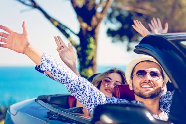 Sunset bulvarında sürüş kaldırdı elleriyle Cabriolet mutlu genç arkadaş grubu
