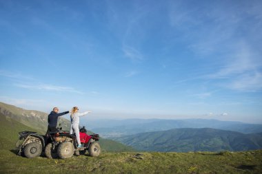 Genç çift quadbikes üzerinde