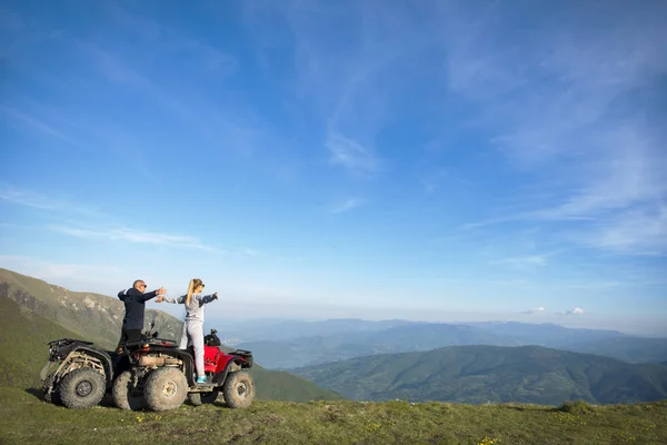 Νεαρό ζευγάρι στο quadbikes — Φωτογραφία Αρχείου