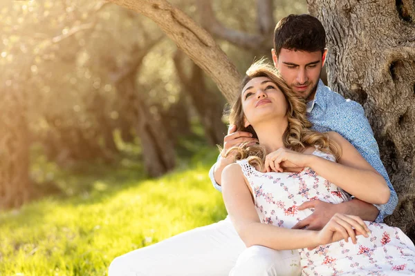 büyük ağacın altında mutlu çift