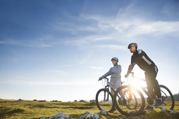 Par de ciclistas en el prado —  Fotos de Stock