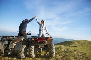 mutlu çift quadbikes üzerinde