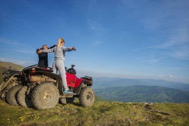 Genç çift quadbikes üzerinde