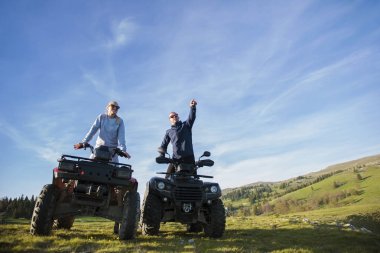 Genç çift quadbikes üzerinde