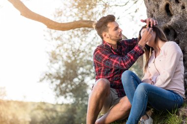 büyük ağacın altında mutlu çift