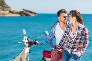 Çift motorlu scooter birbirine bakarak otururken