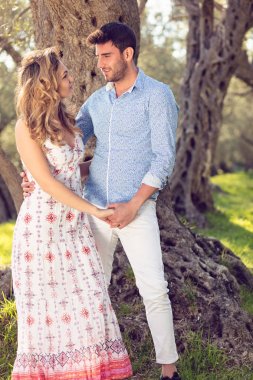 büyük ağacın altında mutlu çift