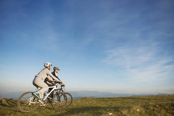 Happy mountainbike couple outdoors have fun together on a summer afternoon — Stock Photo, Image