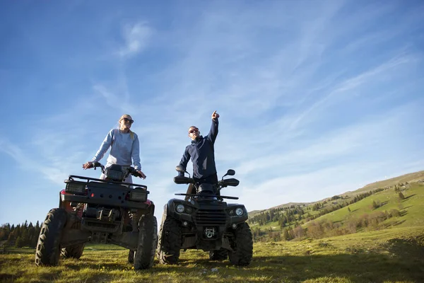 Genç çift quadbikes üzerinde