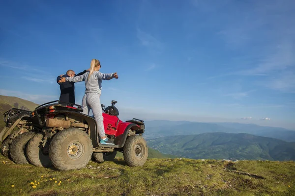 Genç çift quadbikes üzerinde