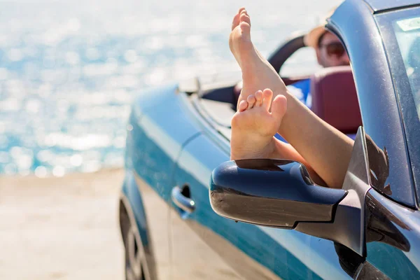 Mädchen amüsieren sich im blauen Cabriolet vor getöntem Himmel. Sommerurlaub und Reisekonzept — Stockfoto