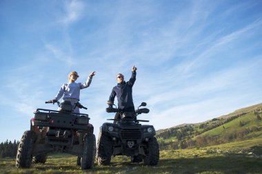Genç çift quadbikes üzerinde