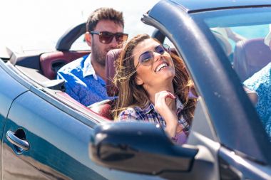 Sunset bulvarında sürüş kaldırdı elleriyle Cabriolet mutlu genç arkadaş grubu