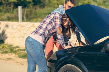 boş zaman, yolculuk, seyahat ve insanlar kavramı - mutlu arkadaşlar kırık cabriolet araba ülke yol boyunca bastırıyor