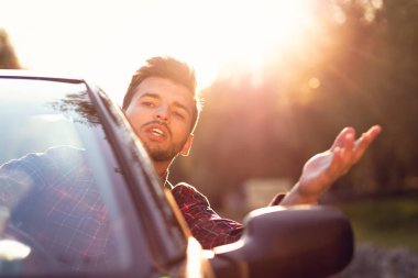 genç adam sürüş cabriolet 