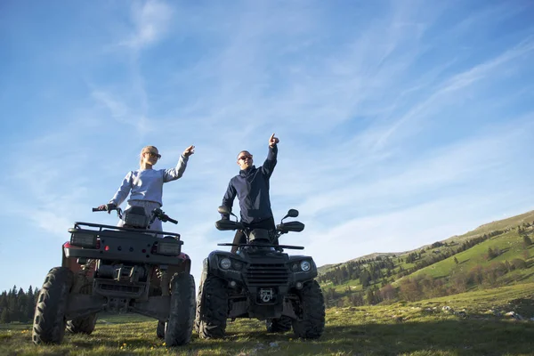 Genç çift quadbikes üzerinde
