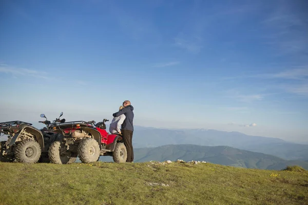 Çift izlerken günbatımı