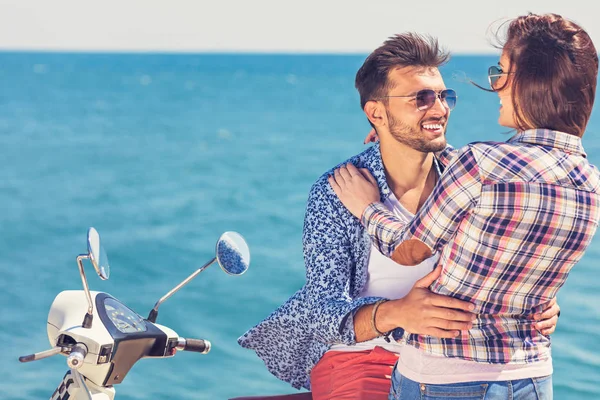 Çift motorlu scooter birbirine bakarak otururken